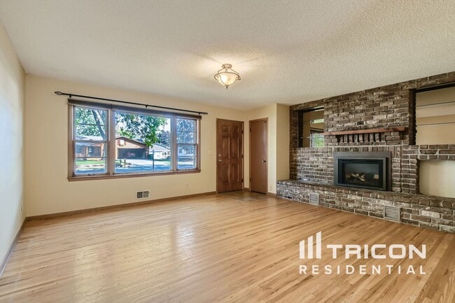 Building Photo - 600 Manor Dr NE