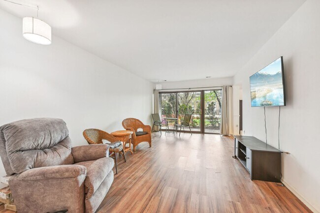 Foto del edificio - Check out this delightful 1 bed and 1 bath condo For Rent in a prime Fairfax location!