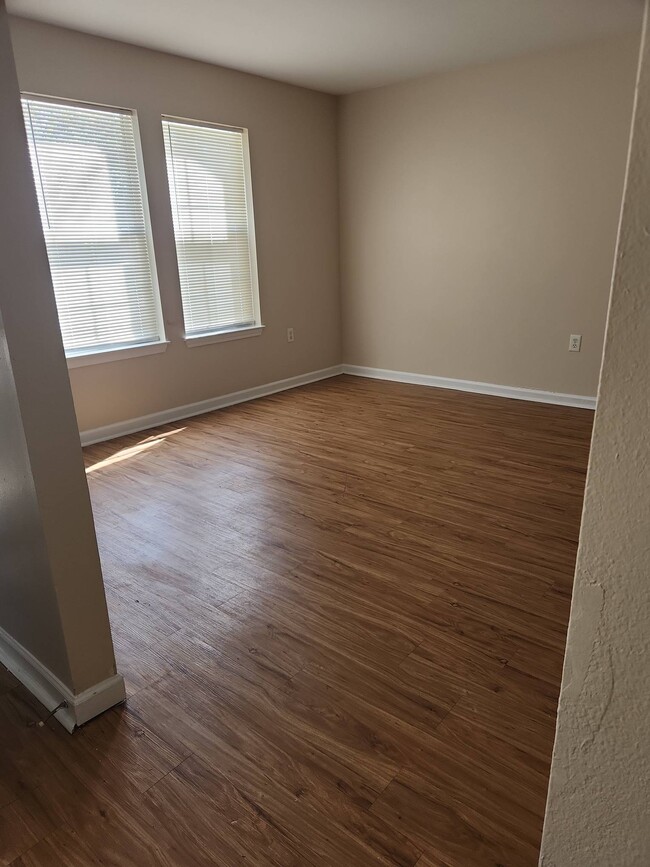 Foto del edificio - 5355 McClelland Dr