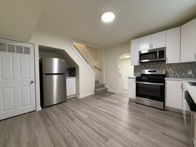 Foto del edificio - Updated 2BR Townhouse with off street park...