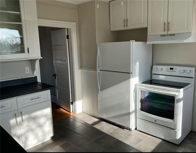 Foto del edificio - 12 Caswell Ave