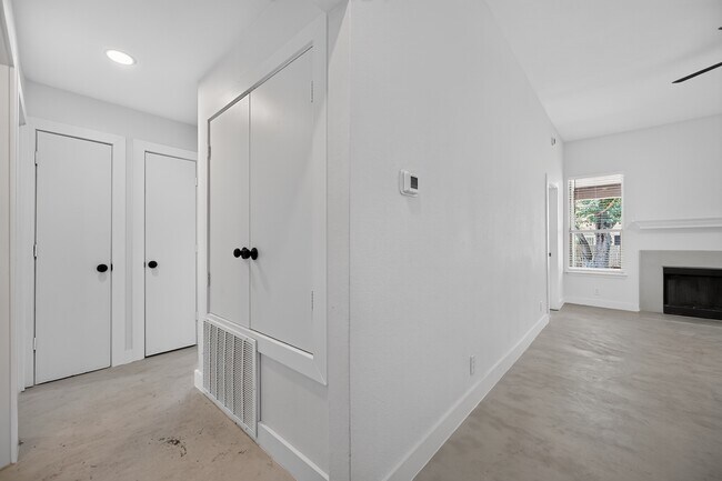 Building Photo - 14511 Oliphant St
