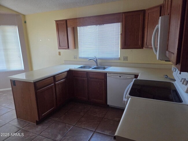 Building Photo - 3009 E Utopia Rd