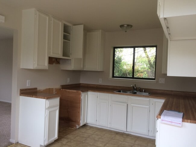 Foto del edificio - 3 BEDROOM HOUSE! APPLY NOW!!