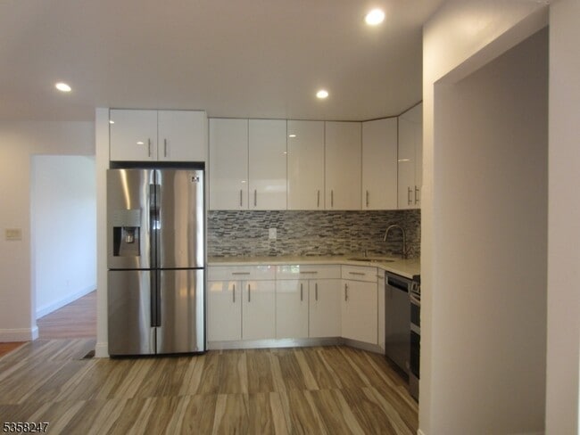 Building Photo - 423 Leonhardt Dr