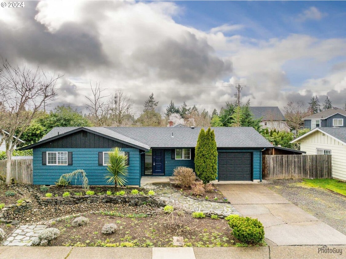 Primary Photo - Stunning 3 Bedroom 1 Bathroom House in Eug...
