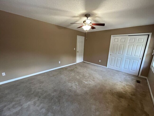 Foto del edificio - 5225 Falling Creek Ln