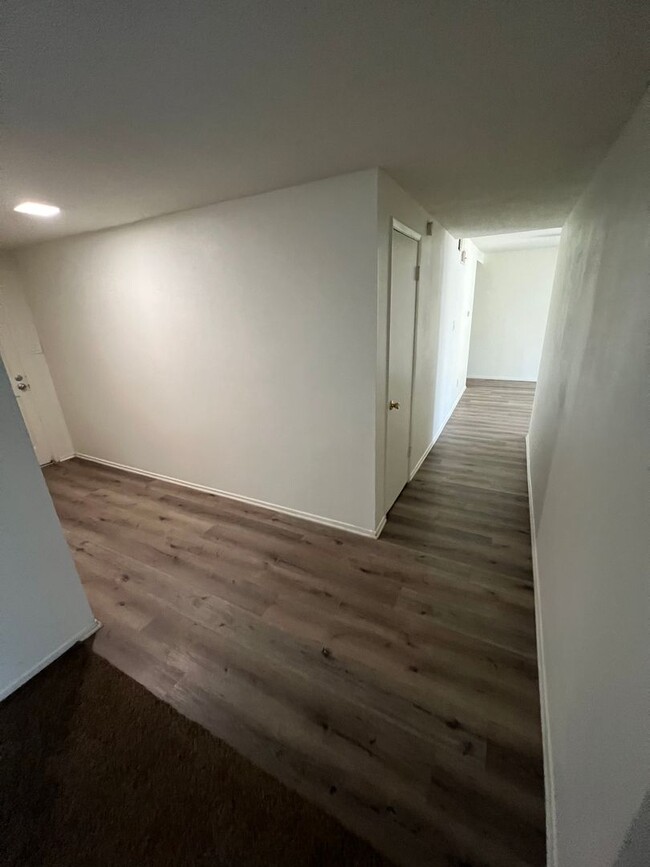 Foto del edificio - 4 bedroom 2 bath,  fenced yard w/ fruit tr...