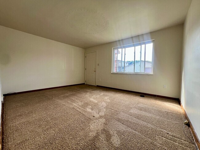 Foto del edificio - Cozy Two Bedroom Townhome with Central AC & Off-Street Parking! Call Today to Schedule a Tour!