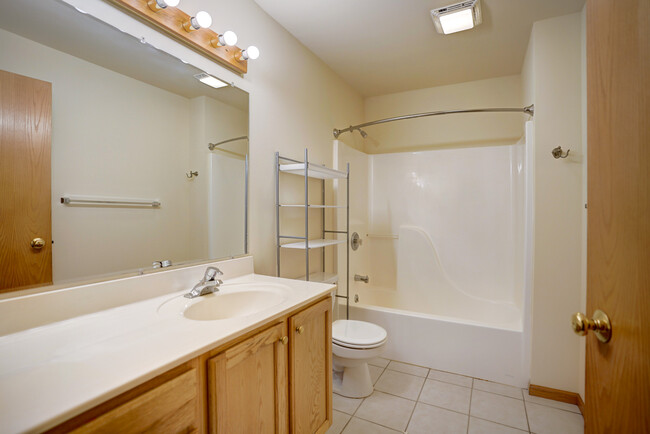 Full Bath - 6081 Viroqua Dr