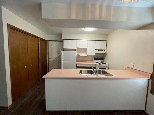 Photo du bâtiment - TWO BEDROOM APARTMENT IN FOUR-PLEX IN AYLMER ON