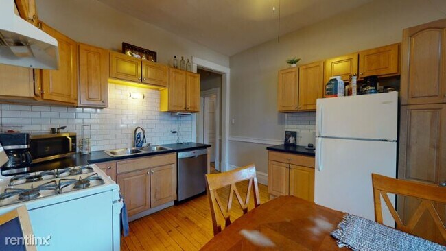 Building Photo - 2631 N Sheffield Ave