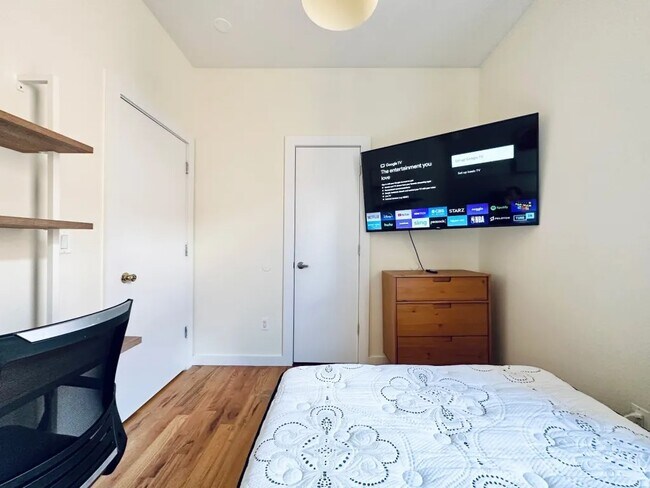 Foto del edificio - Furnished room/NOT APARTMENT