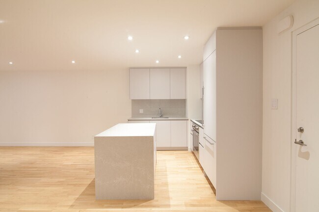 Building Photo - 3495 Rue de la Montagne