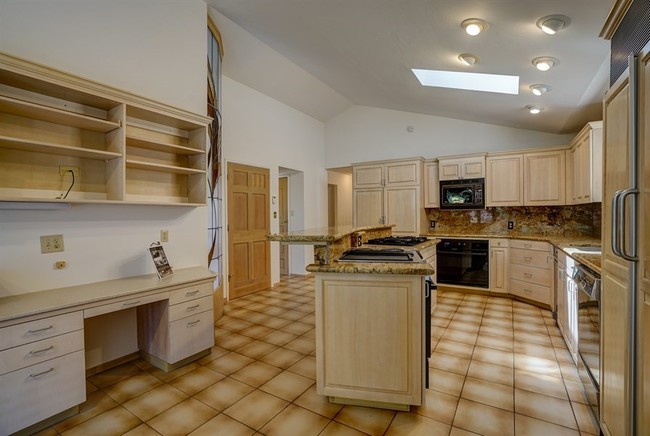 Building Photo - Large Home with Views