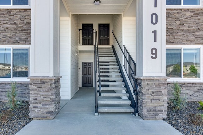 Foto del edificio - Come Fall in Love with Luxury Living!