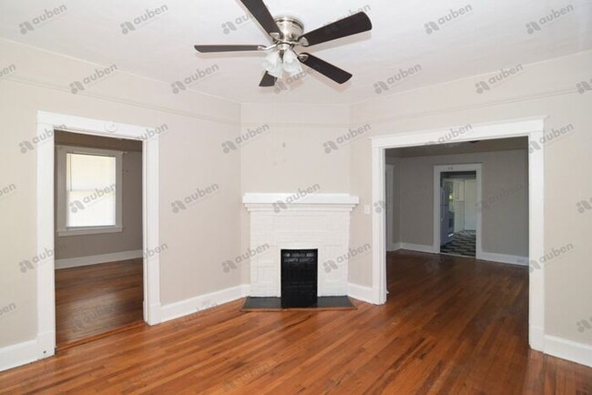 Building Photo - Spacious 2 Bedroom Cottage w/ 2 Bonus Rooms!