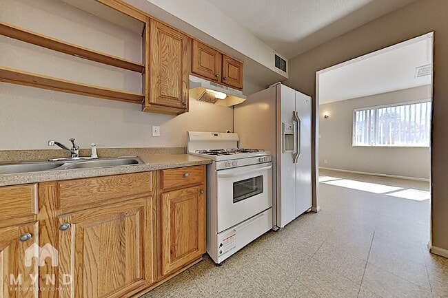 Building Photo - 1204 W Cochise Dr