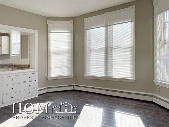 Building Photo - 229 Center St