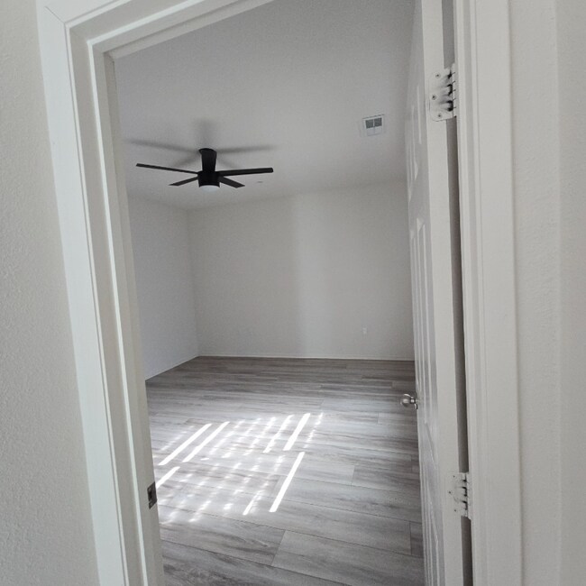 Foto del edificio - 631 Las Villas St