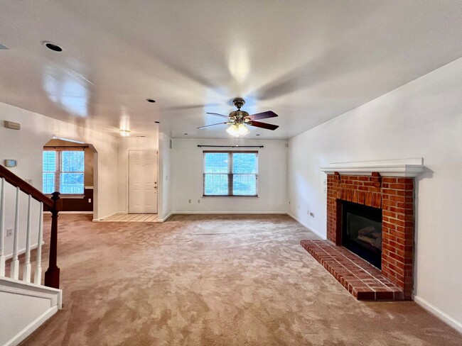 Building Photo - Gorgeous 4 Bedroom 2.5 Bath home in the he...