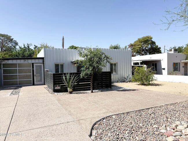 Foto del edificio - 2237 E Cambridge Ave