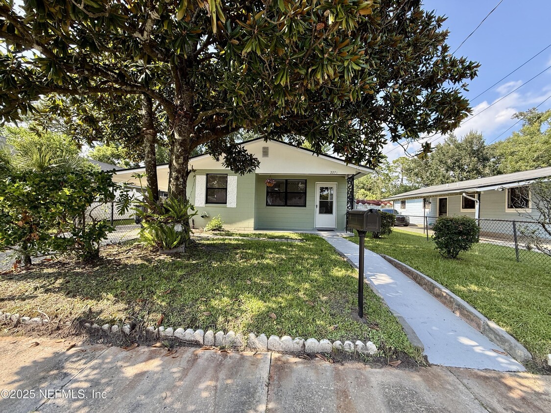 Foto principal - 2271 W 10th St