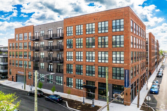 15 W 7th St - The Commodore