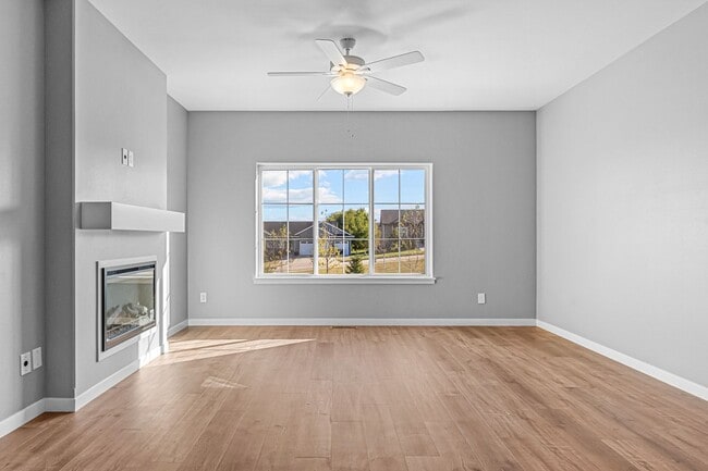 Building Photo - Spacious New Built, Great Location!