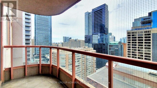 Photo du bâtiment - 736 Bay St.