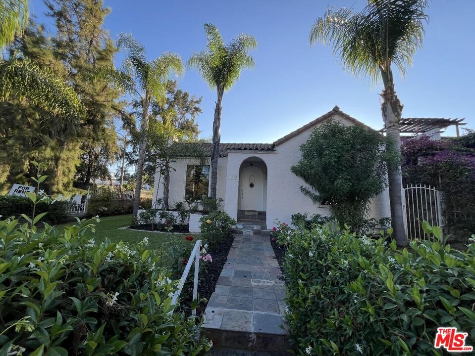 Primary Photo - 101 N La Peer Dr