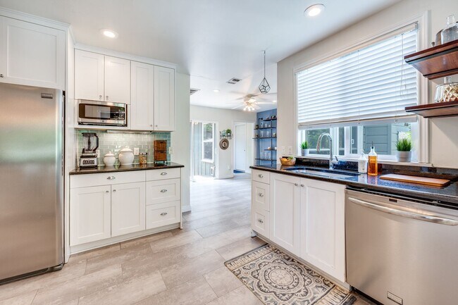 Building Photo - 164 Chevy Chase Dr