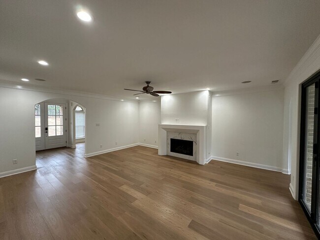 Building Photo - Newly Renovated Luxury Home in Colliervill...