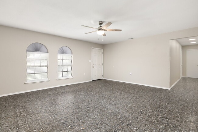 Building Photo - 5004 Oleander Dr