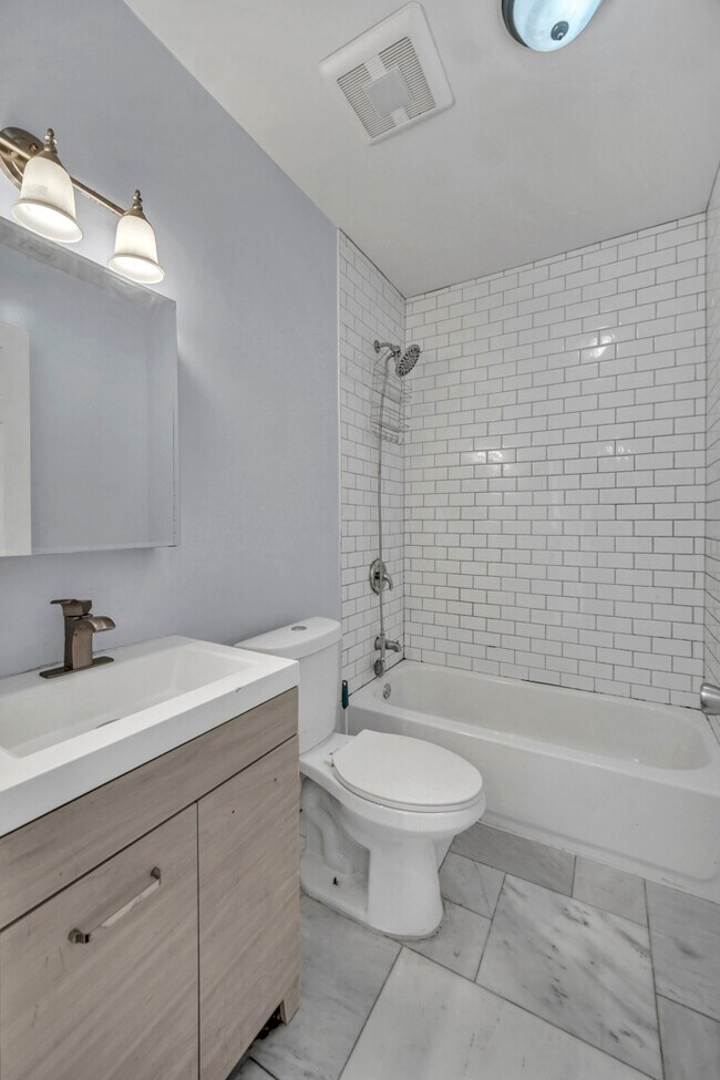 Foto del edificio - 4908 W Byron St