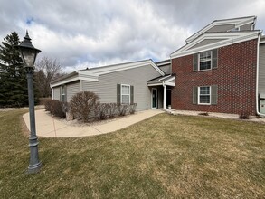 Building Photo - N17W26887 E Fieldhack Dr