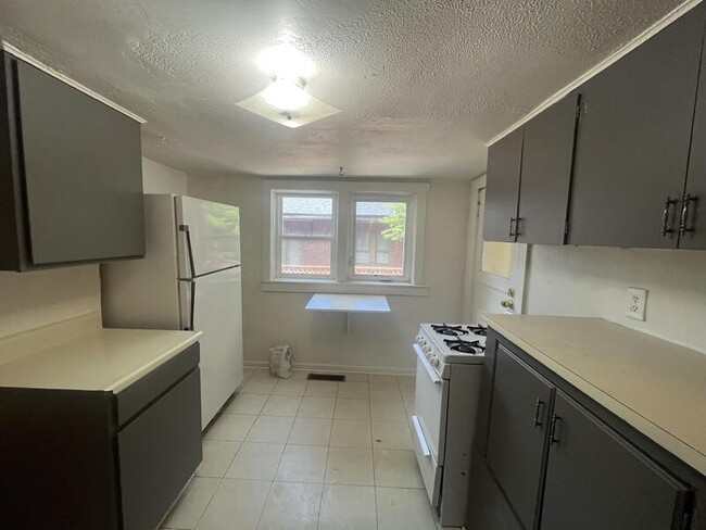 Building Photo - 921 Princeton Ave S