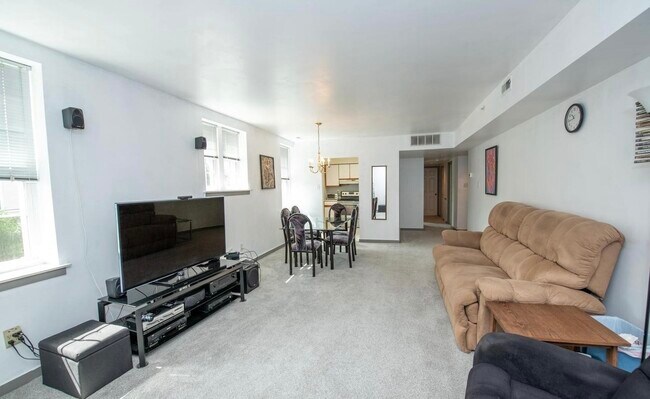 Foto del edificio - 104 Woodside Rd