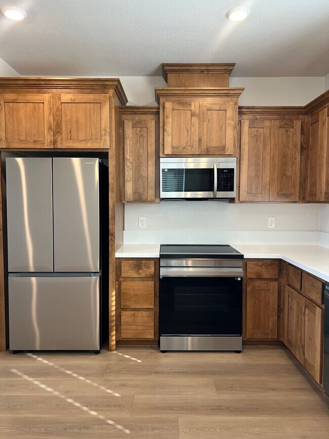 Foto del edificio - STUNNING BRAND NEW 3 BEDROOM HOME IN W. ROSEVILLE!!