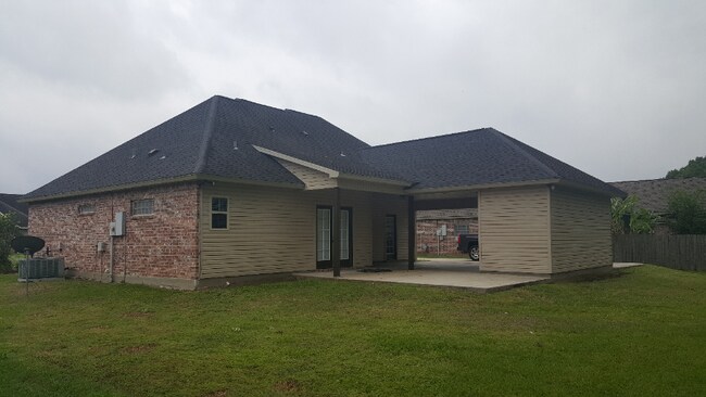 Building Photo - 4640 Blvd Acadian