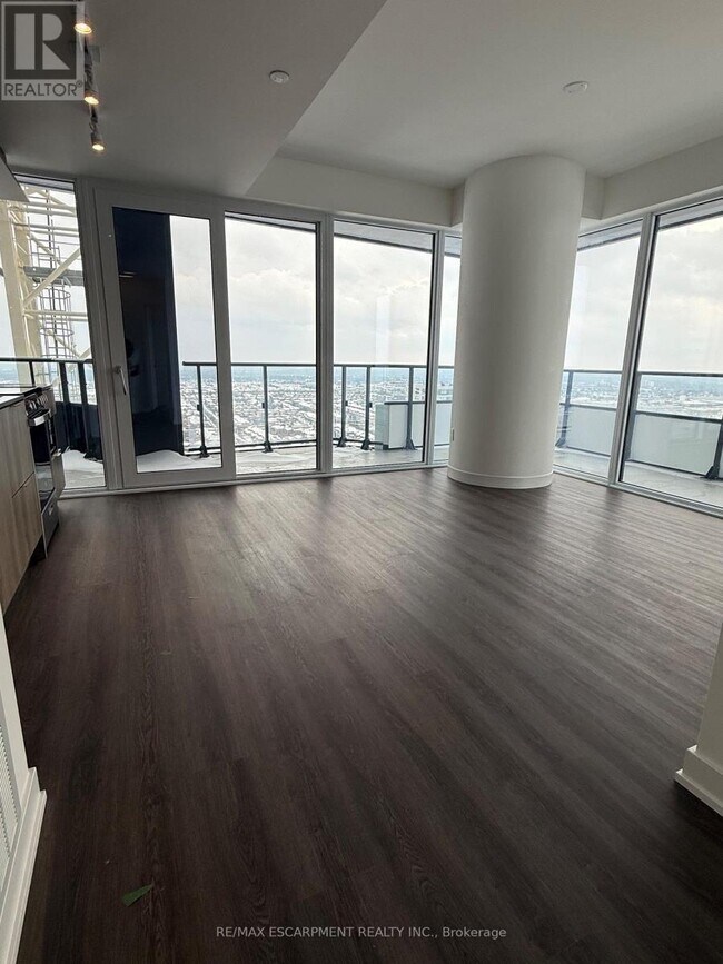 Photo du bâtiment - 448 Burnhamthorpe Rd W