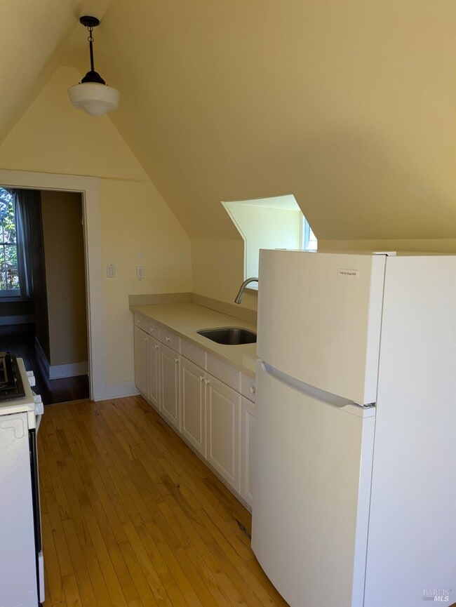 Building Photo - 400 6th St