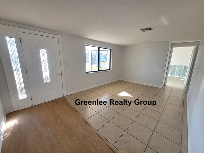 Foto del edificio - Spacious 3BR with bonus room and fenced yard just minutes from Tarpon Springs