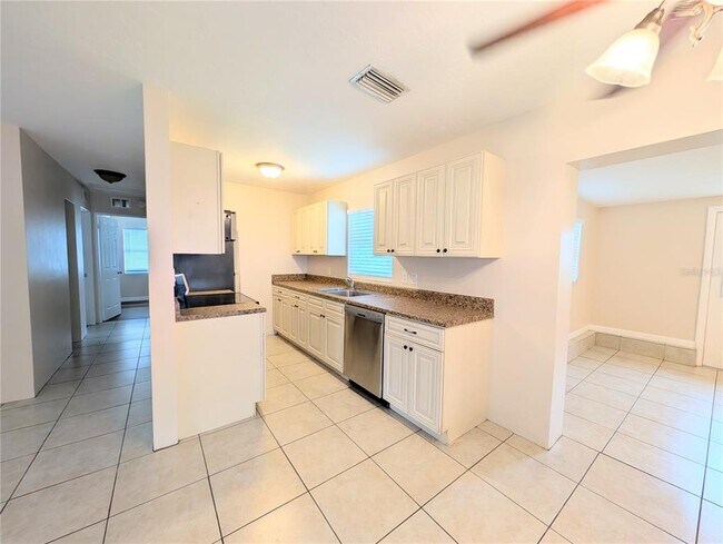 Foto del edificio - 1708 Bayshore Gardens Pkwy