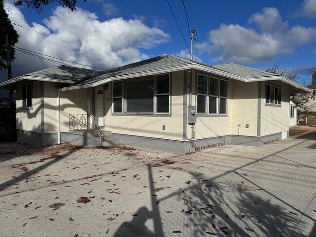 Building Photo - 6 Bed/4 Bathroom House - Split A/C through...