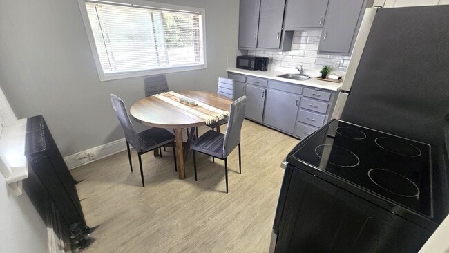 Building Photo - 939 Duke St