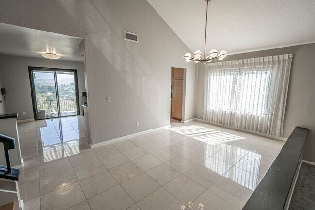 Foto del edificio - Hidden Valley 5 Bedroom Home for Rent in N...