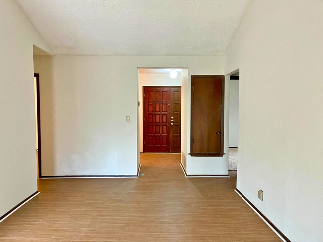 Building Photo - Move-In Special. 1 Month Free at 9702 Bayview