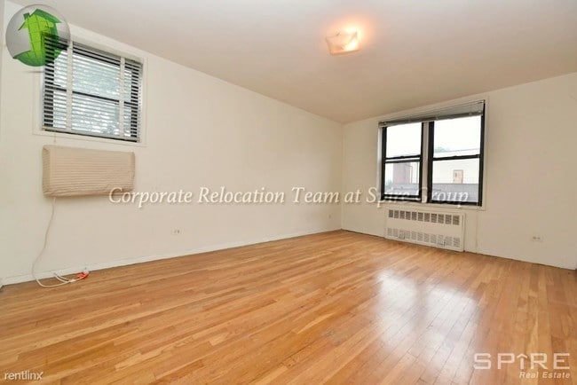 Building Photo - 3060 Crescent St