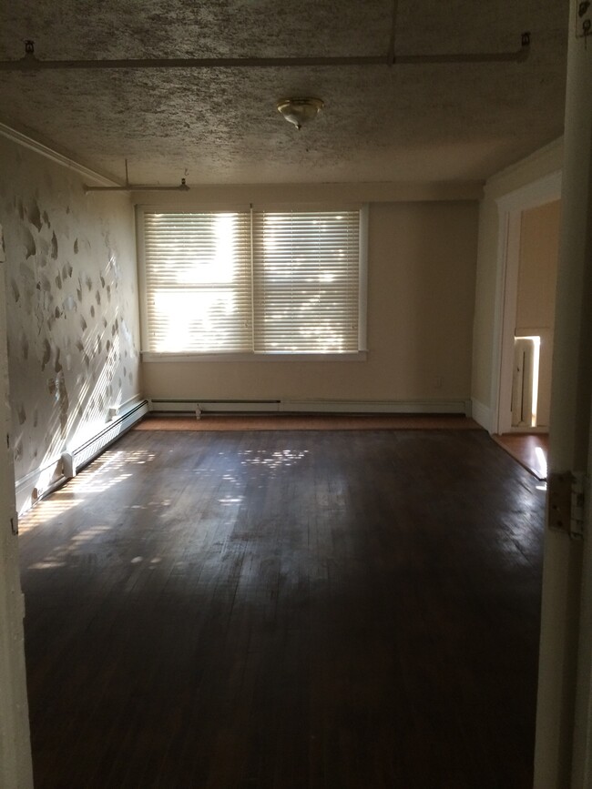 Living Room - 816 S State St